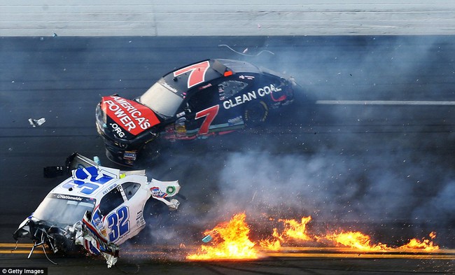 Tai nạn kinh hoàng trên đường đua NASCAR 1