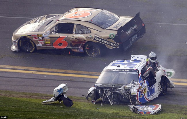 Tai nạn kinh hoàng trên đường đua NASCAR 9