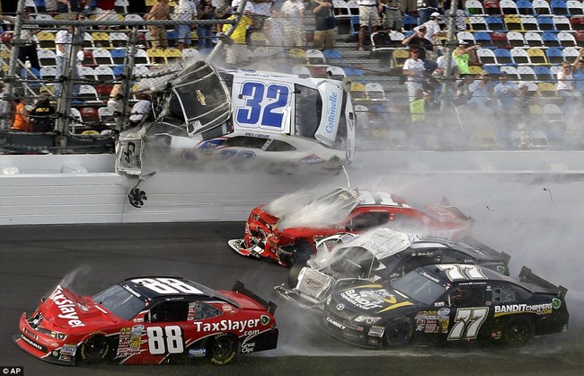 Tai nạn kinh hoàng trên đường đua NASCAR 3