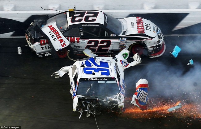 Tai nạn kinh hoàng trên đường đua NASCAR 5