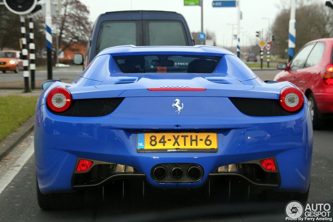 DJ người Hà Lan liên tục sắm hai chiếc Ferrari 458 Italia 7