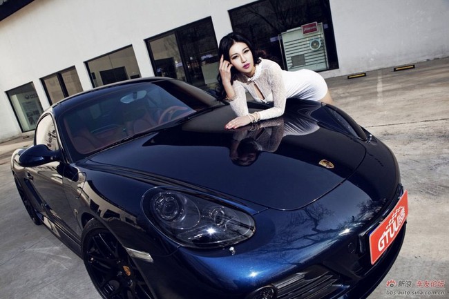 Chân dài "quấn quýt" bên xe Porsche thể thao 3