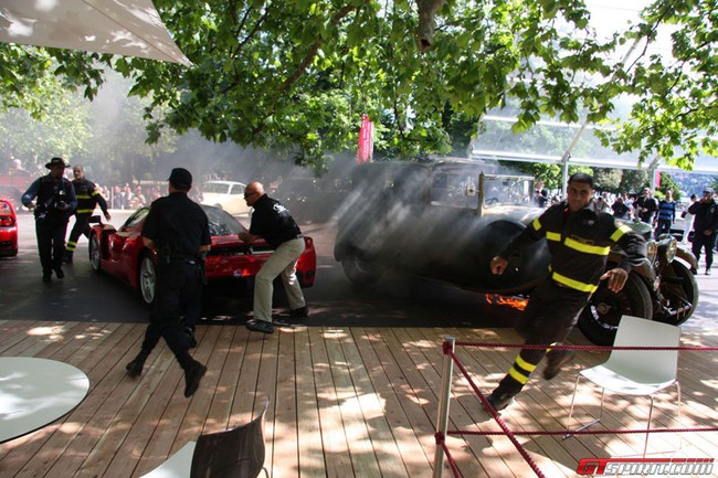 Ferrari Enzo suýt "chết cháy" vì Bentley 4