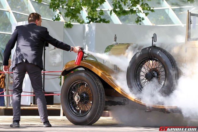 Ferrari Enzo suýt "chết cháy" vì Bentley 6