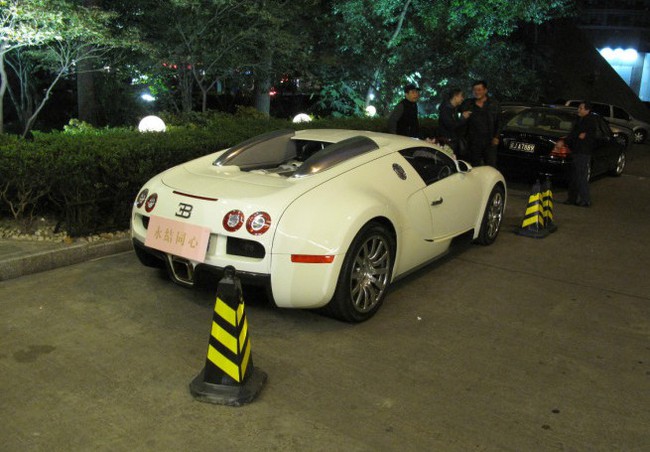 "Ông hoàng" Bugatti Veyron cũng làm xe hoa 2