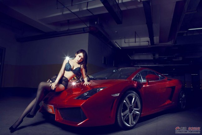 Thiên thần nội y cực "hot" bên Lamborghini đỏ rực 1