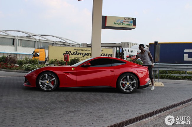 Mario Balotelli sắm siêu xe Ferrari F12 Berlinetta mới 1