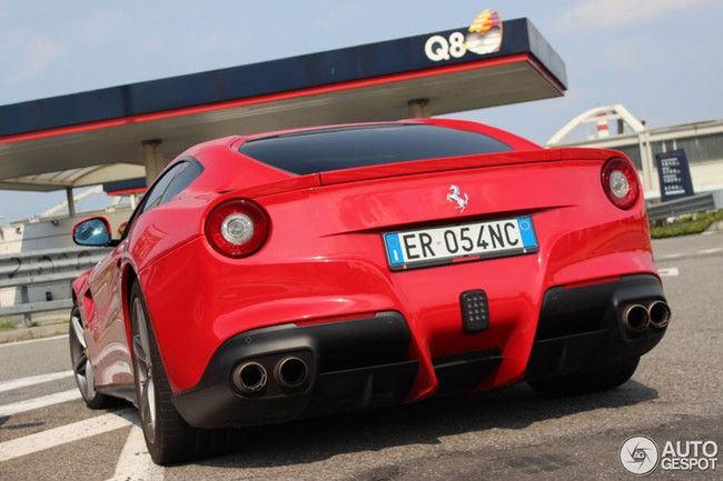 Mario Balotelli sắm siêu xe Ferrari F12 Berlinetta mới 7