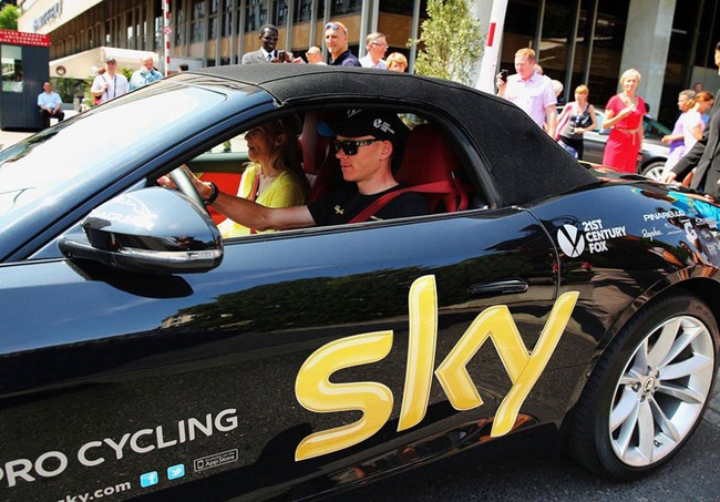 Nhà tân vô địch Tour de France được tặng xe sang "đập hộp" 2