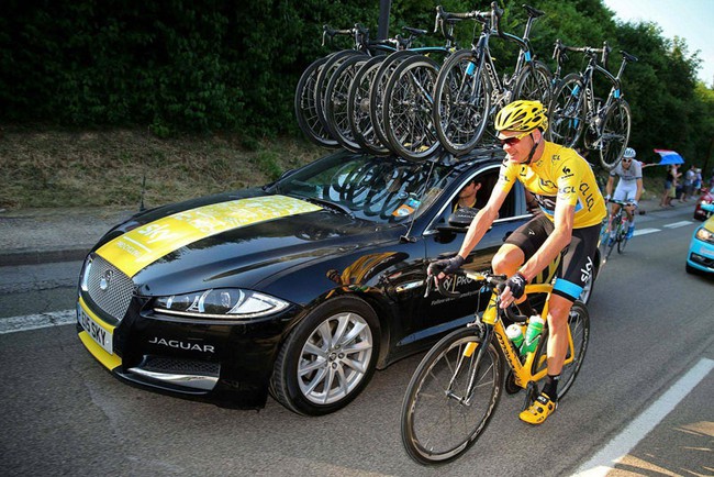 Nhà tân vô địch Tour de France được tặng xe sang "đập hộp" 3