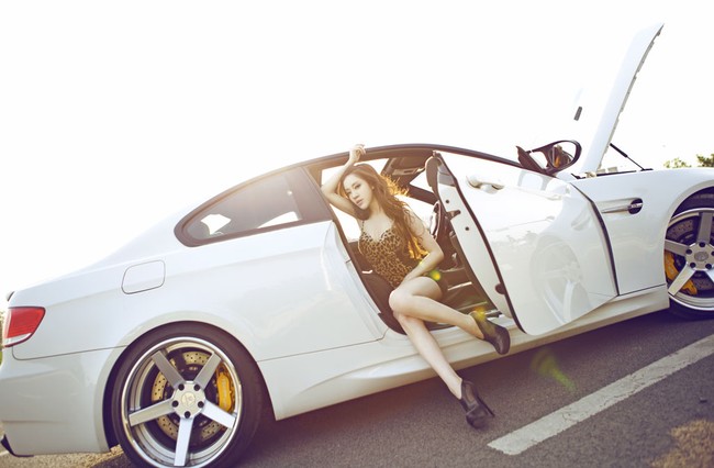 Kiều nữ lả lơi trong nắng cùng BMW M3 6