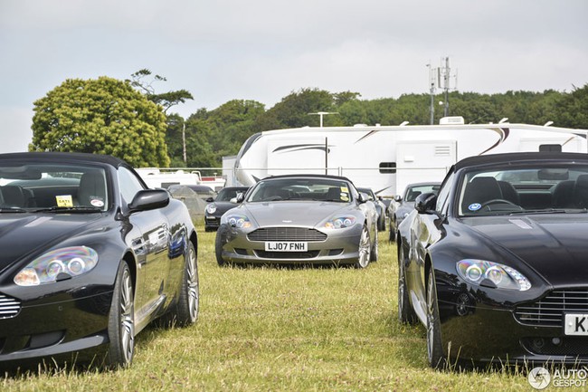 Rừng xe "xịn" trong bãi đỗ của lễ hội Goodwood 2013 10