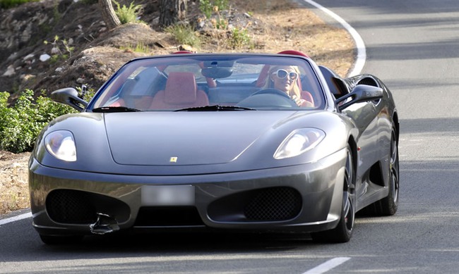"Nữ hoàng tiệc tùng" Paris Hilton phá siêu xe đi mượn 2