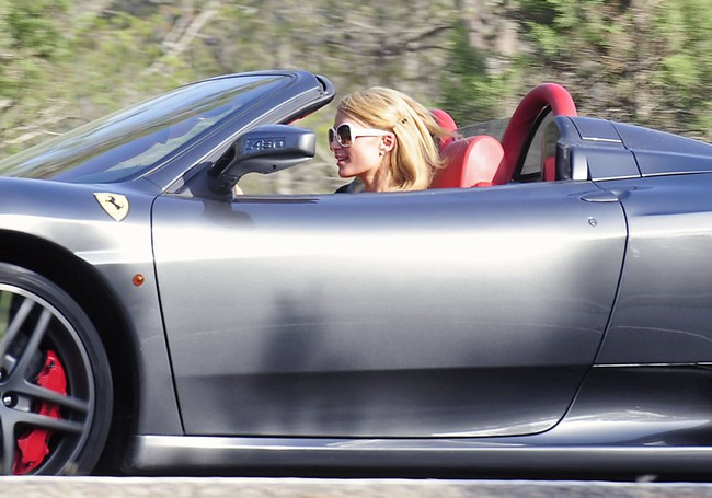 "Nữ hoàng tiệc tùng" Paris Hilton phá siêu xe đi mượn 3
