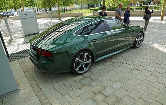 Giám đốc điều hành Audi lái RS7 màu "mượn" từ Bentley 11