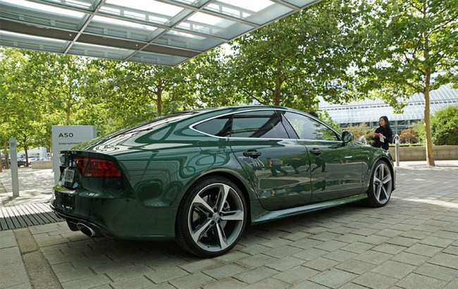 Giám đốc điều hành Audi lái RS7 màu "mượn" từ Bentley 12