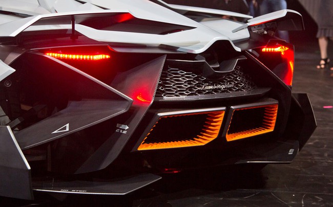 Lamborghini viết sai tên hãng trên siêu phẩm Egoista 2