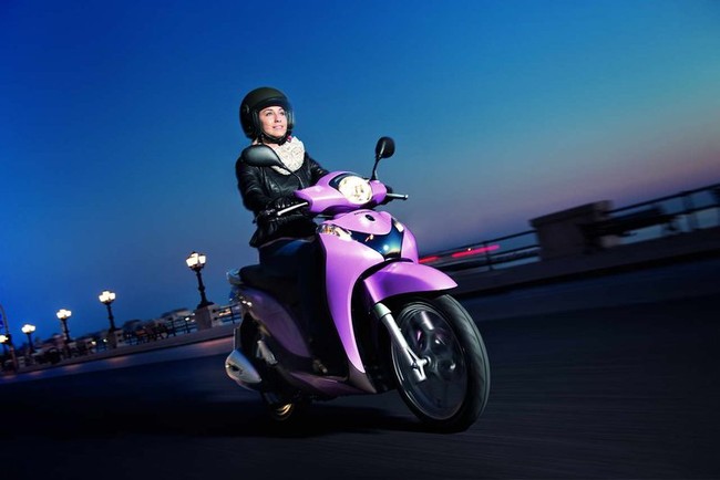 Quý cô thanh lịch làm điệu với Honda SH Mode màu hồng 6