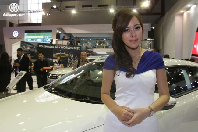 Nhan sắc "gái đảo" tại triển lãm ôtô quốc tế Indonesia 2013 1