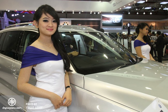 Nhan sắc "gái đảo" tại triển lãm ôtô quốc tế Indonesia 2013 2