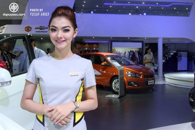 Nhan sắc "gái đảo" tại triển lãm ôtô quốc tế Indonesia 2013 8