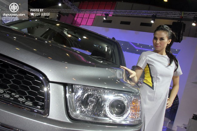 Nhan sắc "gái đảo" tại triển lãm ôtô quốc tế Indonesia 2013 9