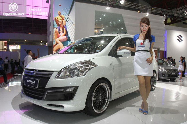 Nhan sắc "gái đảo" tại triển lãm ôtô quốc tế Indonesia 2013 19