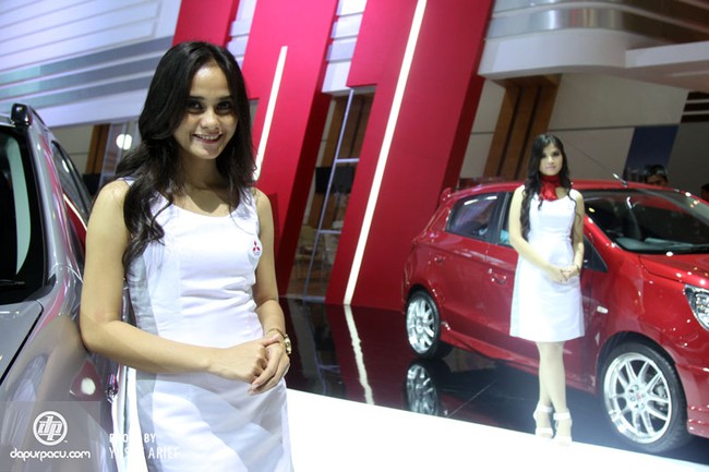 Nhan sắc "gái đảo" tại triển lãm ôtô quốc tế Indonesia 2013 21