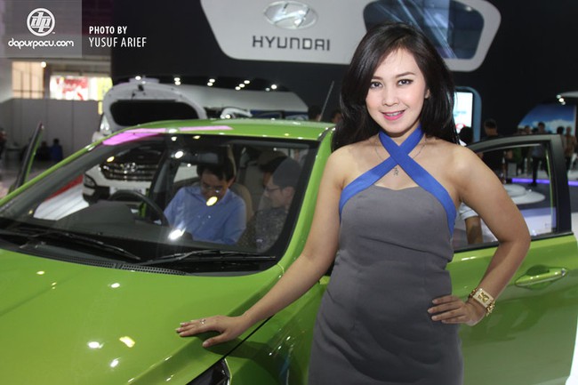 Nhan sắc "gái đảo" tại triển lãm ôtô quốc tế Indonesia 2013 22
