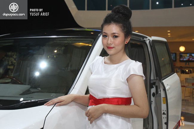 Nhan sắc "gái đảo" tại triển lãm ôtô quốc tế Indonesia 2013 23