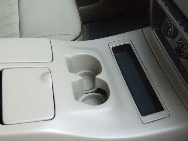 Xế lạ: Nissan Patrol với vô-lăng cho hành khách ngồi ghế sau 12