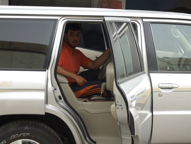 Xế lạ: Nissan Patrol với vô-lăng cho hành khách ngồi ghế sau 2