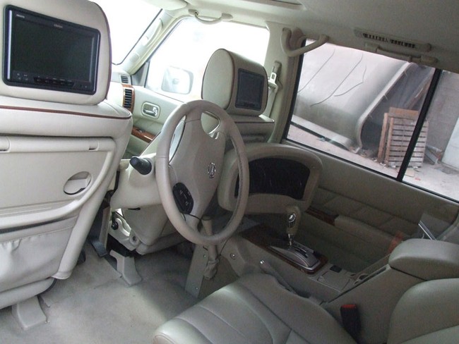 Xế lạ: Nissan Patrol với vô-lăng cho hành khách ngồi ghế sau 1