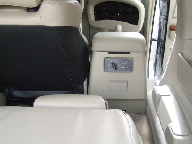 Xế lạ: Nissan Patrol với vô-lăng cho hành khách ngồi ghế sau 15