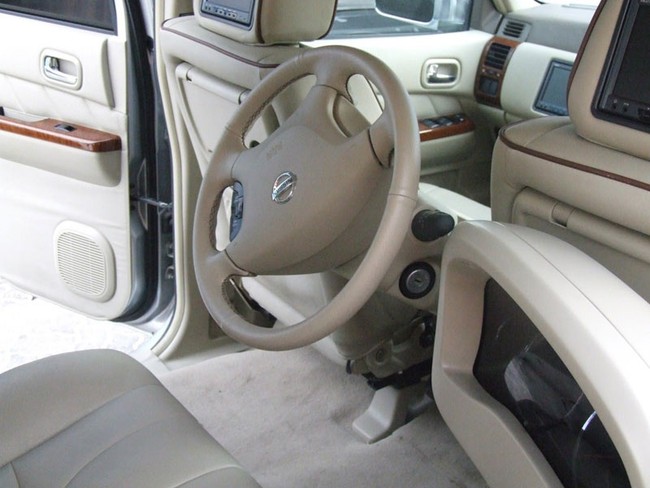Xế lạ: Nissan Patrol với vô-lăng cho hành khách ngồi ghế sau 4