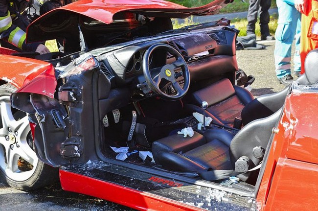 Ferrari F355 Berlinetta bị cắt mui để giải cứu hành khách 5