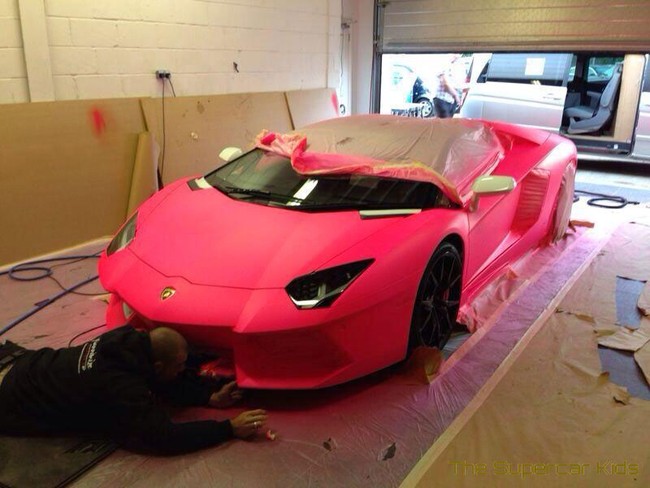 Lamborghini Aventador Roadster "nổi bần bật" với bộ cánh hồng rực 1