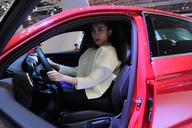 VMS 2013: Tăng Thanh  Hà và Linh Nga khoe sắc tại gian hàng Audi 11