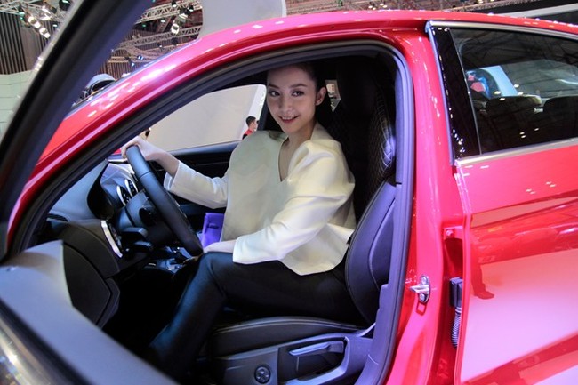 VMS 2013: Tăng Thanh  Hà và Linh Nga khoe sắc tại gian hàng Audi 12