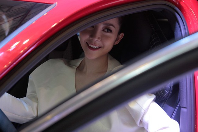 VMS 2013: Tăng Thanh  Hà và Linh Nga khoe sắc tại gian hàng Audi 14