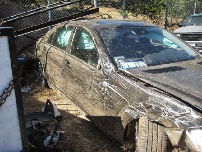 Mercedes-Benz S-Class rơi xuống vực sâu, người lái thoát chết 3