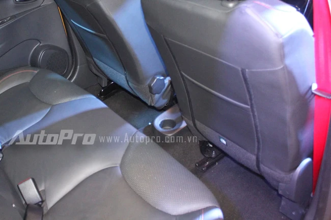 VMS 2013: Làm quen với "bé hạt tiêu" Renault Clio RS 19