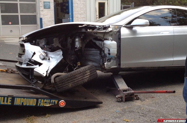 Tesla Model S chứng minh độ an toàn hàng đầu bằng tai nạn 5