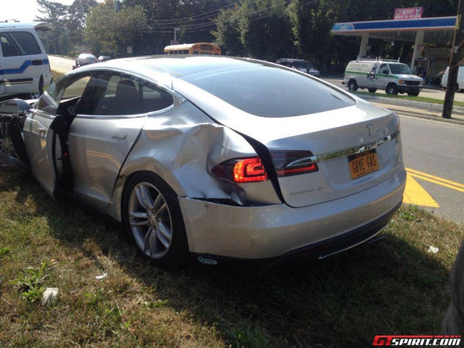 Tesla Model S chứng minh độ an toàn hàng đầu bằng tai nạn 3