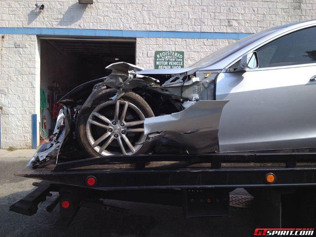 Tesla Model S chứng minh độ an toàn hàng đầu bằng tai nạn 4