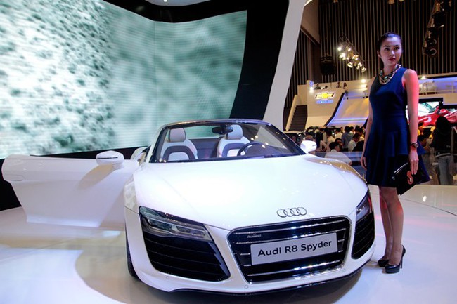 VMS 2013: Tăng Thanh  Hà và Linh Nga khoe sắc tại gian hàng Audi 1