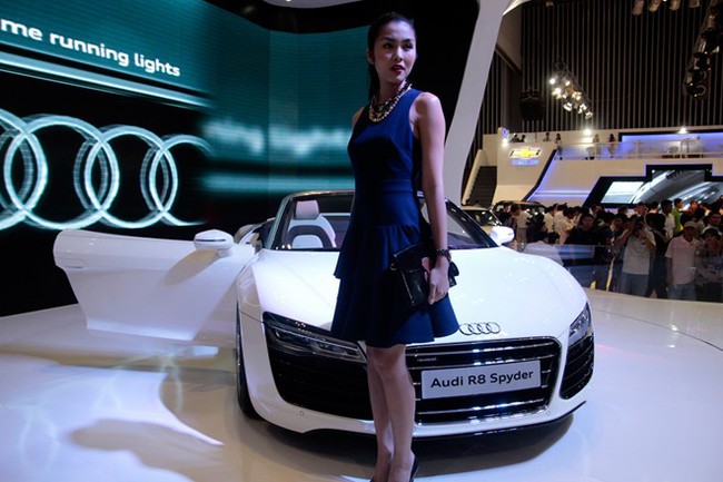 VMS 2013: Tăng Thanh  Hà và Linh Nga khoe sắc tại gian hàng Audi 4