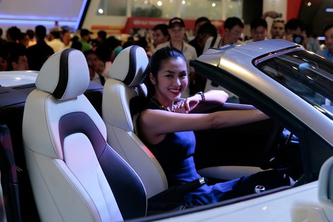 VMS 2013: Tăng Thanh  Hà và Linh Nga khoe sắc tại gian hàng Audi 7
