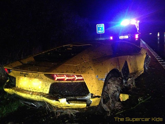 Lamborghini Aventador gặp nạn, thiếu gia 18 tuổi mua luôn 2 chiếc khác 1