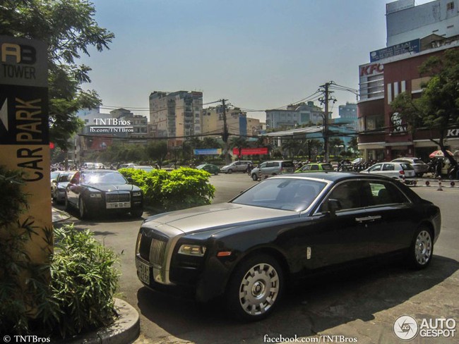 Cặp đôi Rolls-Royce Phantom rồng biển gần giống nhau lên "báo Tây" 3